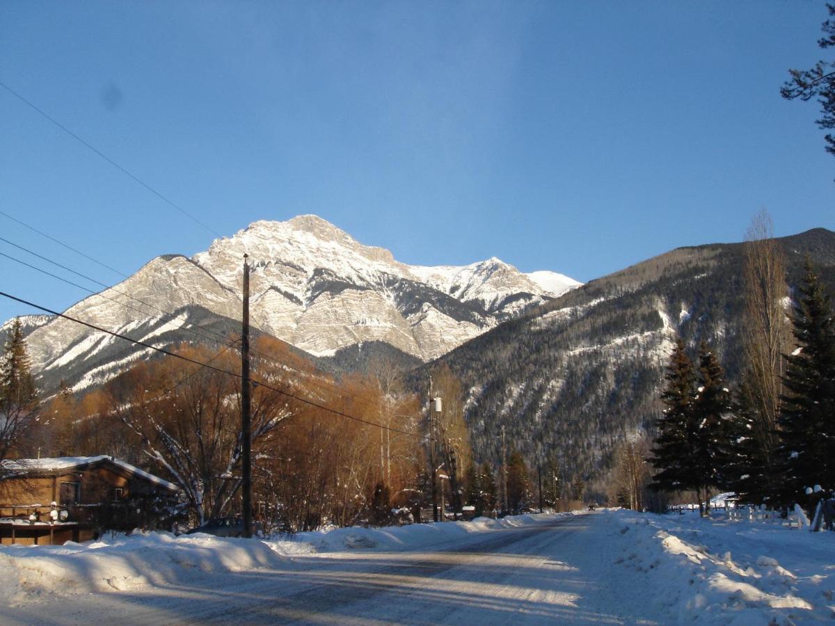 Kicking Horse Kabins Golden Extérieur photo