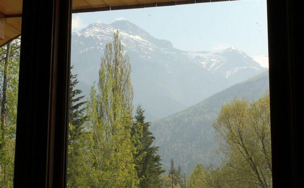 Kicking Horse Kabins Golden Extérieur photo
