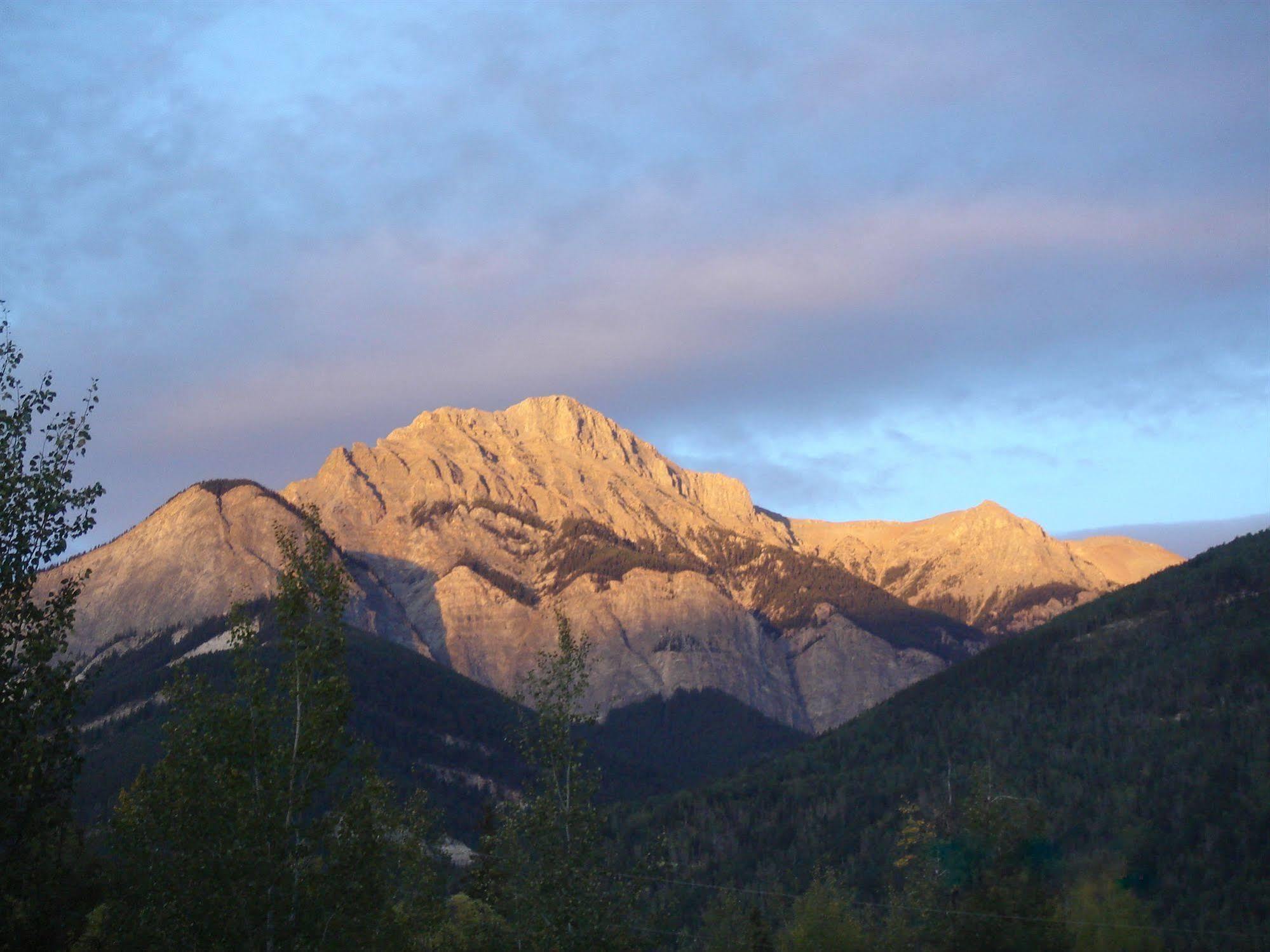 Kicking Horse Kabins Golden Extérieur photo